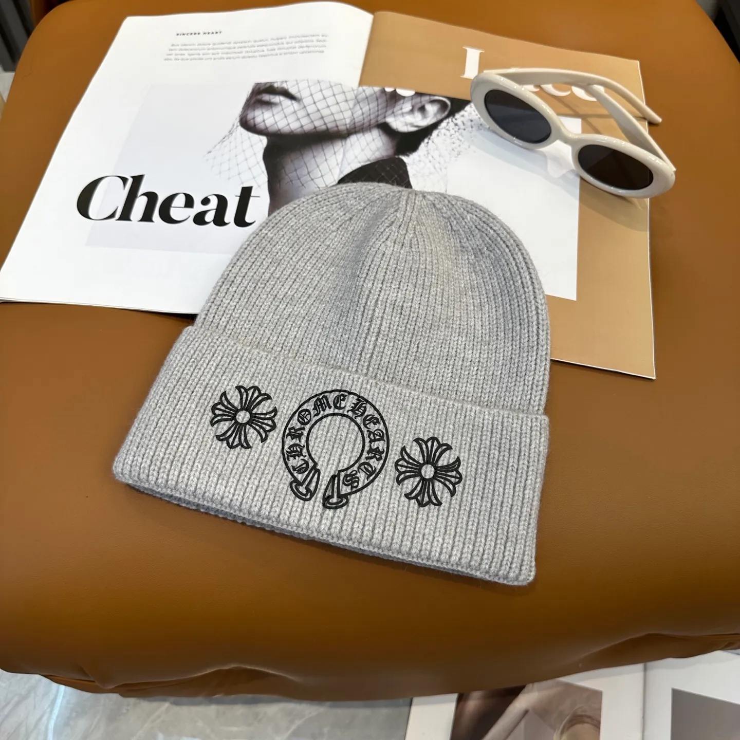 P50 🤍Chrome hearts new autumn and winter cross knitted hat🧶 One of the must-have hats in autumn and winter~ It really looks good on whoever wears it~, it is also a perfect match in black and white and gray in autumn~